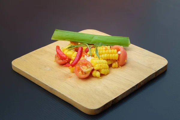 Tay baharatlı Mısır salata tuzlu yumurta ile