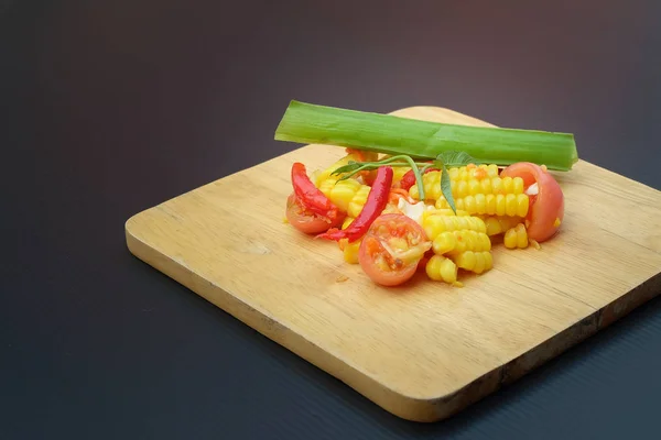 Tay baharatlı Mısır salata tuzlu yumurta ile