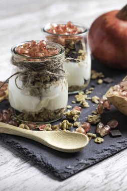 Yoğurt tencere Hububat ve nar ile