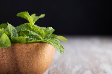 Bir kase üzerinde nane