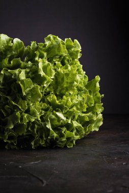 Siyah masada kıvırcık salata marul