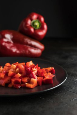 Koyu arka plan ile dilimlenmiş kırmızı biber