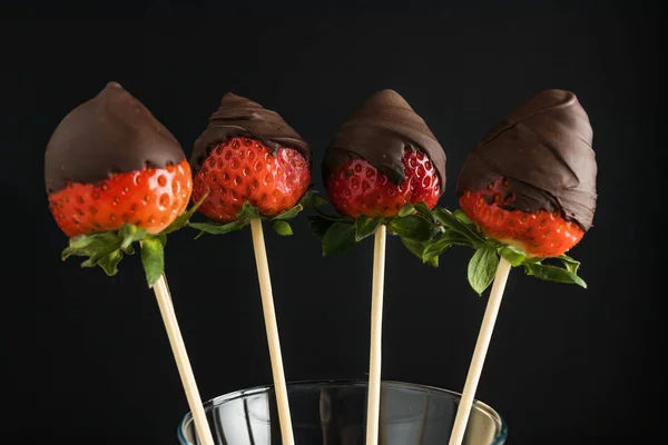 Strawberry skewers with melted chocolate — Stock Photo, Image