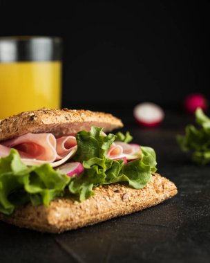 Jambonlu sandviç ve portakal suyu