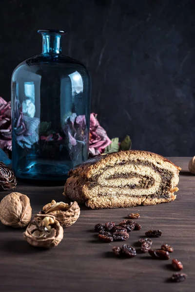 Nut and raisin cake with complements on the table — Stock Photo, Image