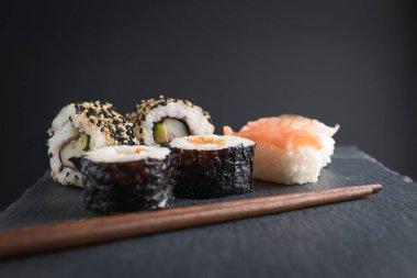 Suşi parçaları üstte ve ahşap Çin yemek çubukları