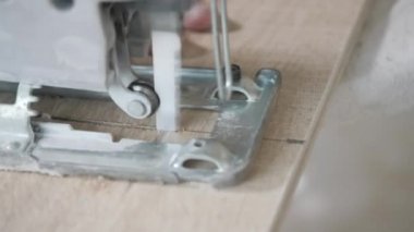 tadilat sırasında parke tahtası kesme tamircisinin yakın çekim görüntüleri