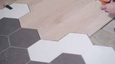 tadilat sırasında parke tahtasını yere koyan tamircinin yakın çekim görüntüleri