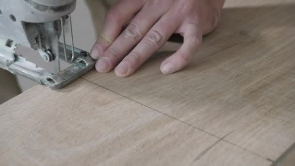 装修期间维修人员切割镶木地板的特写镜头 — 图库视频影像