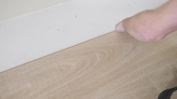 Material Primer Plano Del Reparador Poniendo Tableros Parquet Suelo Durante — Vídeo de stock