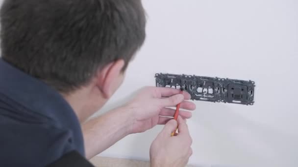 Profesyonel Elektrikçi Delik Dart Yakın Görünümü Ile Beyaz Duvardan Siyah — Stok video