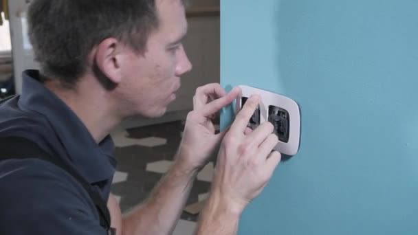 Electrical Specialist Jumpsuit Shirt Fixes White Switch Frame Blue Wall — Stock Video