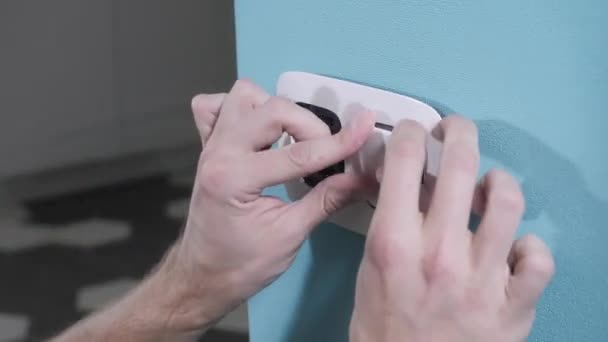 Habile Bricoleur Fixe Interrupteur Lumière Blanche Dans Cadre Sur Base — Video