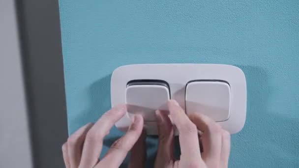 Électricien Professionnel Combinaison Fixe Interrupteur Blanc Sur Les Contrôles Muraux — Video