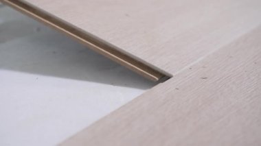 tadilat sırasında parke tahtasını yere koyan tamircinin yakın çekim görüntüleri