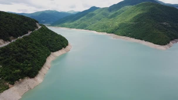 ジョージアの山の湖と美しい風景の風光明媚な空中映像 — ストック動画