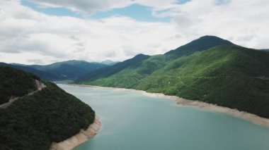 Gürcistan dağ gölü ile güzel manzara doğal hava görüntüleri