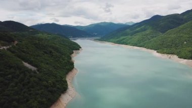 Gürcistan dağ gölü ile güzel manzara doğal hava görüntüleri