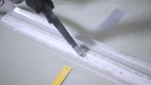杂工真空槽角度在切割白色干墙面板与黑色除尘软管 — 图库视频影像