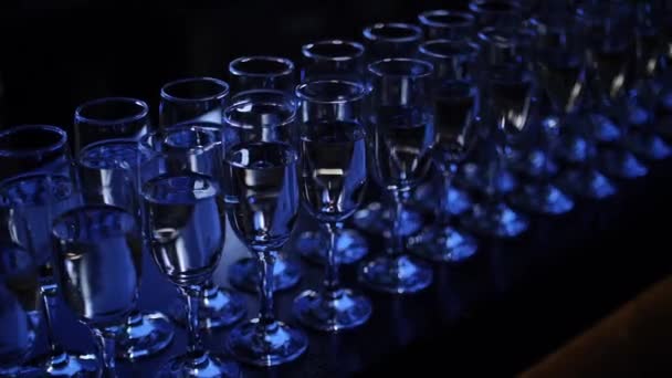 Ποτήρια Κρασιού Στέκεται Στο Μπαρ Μετρητή Στο Νυχτερινό Κέντρο — Αρχείο Βίντεο