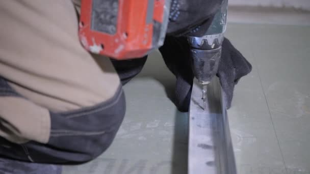 Profissional Trabalhador Torce Parafuso Com Chave Fenda Barra Fixação Drywall — Vídeo de Stock