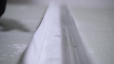 profesyonel işçi beyaz alçıpan sabitleme çubuğu içine tornavida ile vida bükümler