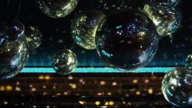 gece kulübüne yansıyan disko toplarının yakın çekim görüntüleri
