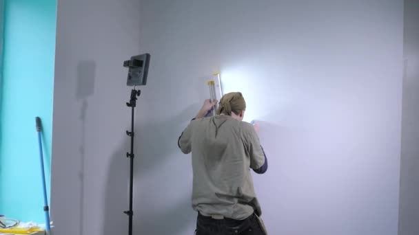 Opravák Hnědém Kombinézu Vyčistí Bílé Hrany Tapety Zdi Pod Elektrickým — Stock video