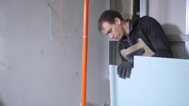 Profesyonel Handyman Beyaz Duvarlar Ile Odada Sarı Zımpara Ile Mavi — Stok video