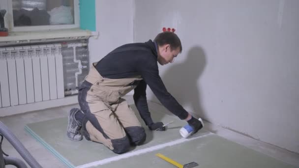 Worker Black Pullover Brown Jumpsuit Sits Knees Sprays Liquid White — Stock Video