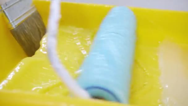 Nahaufnahmen Von Professionellen Heimwerker Mischen Tapetenkleber Auf Gelbem Tablett — Stockvideo