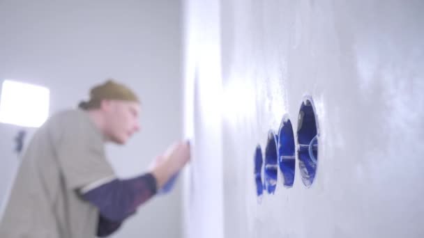 Deneyimli Handyman Planda Mavi Çıkış Delikleri Yakın Duvarda Spatula Ile — Stok video