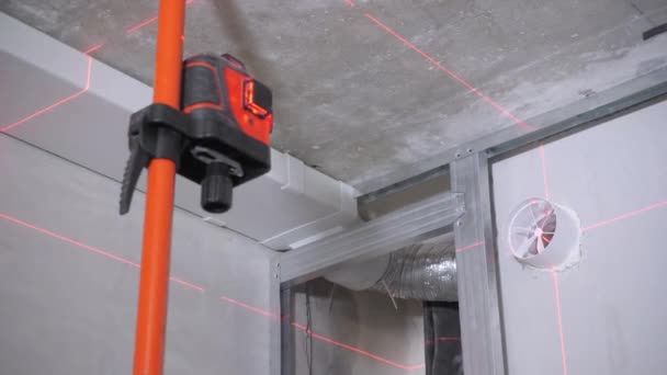 Επαγγελματίας Επισκευαστής Βάζει Μπλε Γυψοσανίδας Τοίχο Κόκκινες Ηλεκτρικές Γραμμές Λέιζερ — Αρχείο Βίντεο