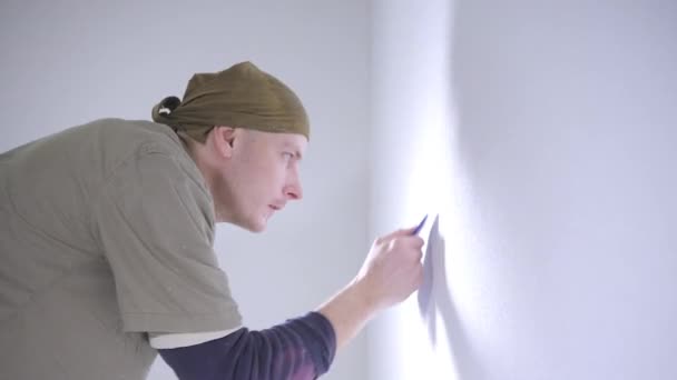 Experienced Handyman Brown Jumpsuit Bandama Smooths White Wallpaper Edges Electric — Stock Video