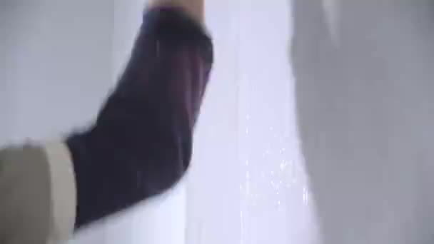 熟练的修理工手用胶水涂抹白色墙壁的特写镜头 — 图库视频影像