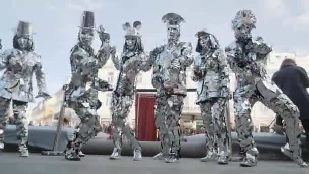 Gümüş Parçalı Aynalar Ile Garip Freaky Kostümleri Insanlar Mavi Gökyüzü — Stok video