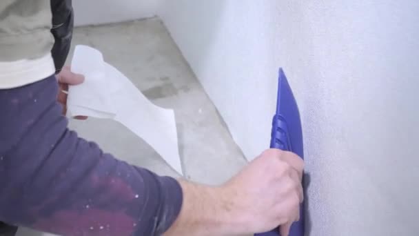 Close Footage Repairman Fixes White Glued Wallpaper Edges Blue Plastic — Stock Video