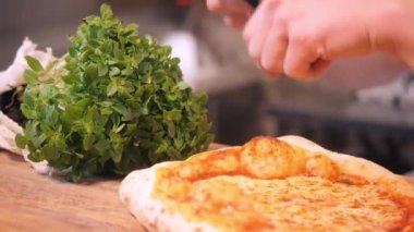 Şef taze sebze keser ve pişmiş pizzaya dökülür.