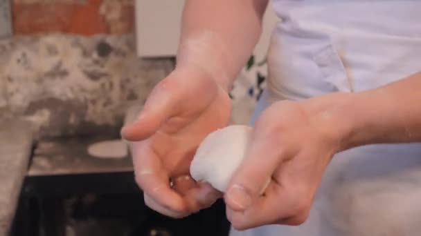 Работник рулоны тесто кусок делает мяч форме в ресторане — стоковое видео