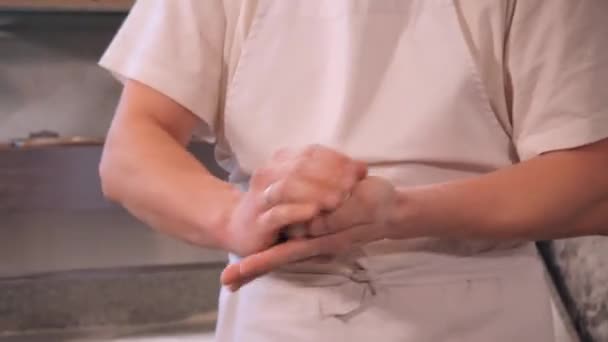 Fabricante de pizza rola pedaço de massa fazendo forma de bola na cozinha — Vídeo de Stock