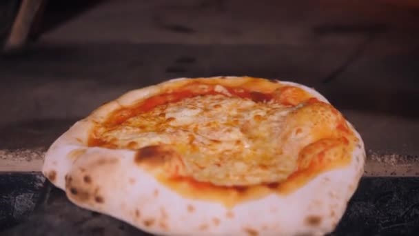 Chef toma pizza gruesa cocida con corteza de queso dorado al horno — Vídeo de stock