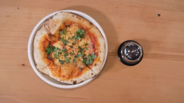 Fabricante de pizza toma plato horneado fragante de la mesa de la cocina — Vídeo de stock