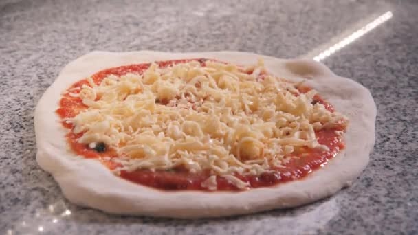 Szakács tesz nyers pizza hatalmas acél spatula sütni sütőben — Stock videók