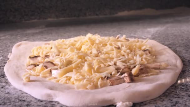 Empregado café derrama óleo dourado de garrafa na massa de pizza — Vídeo de Stock