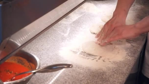 Kuchař hnětá těsto ukazatel s prsty dělat kulatý tvar — Stock video