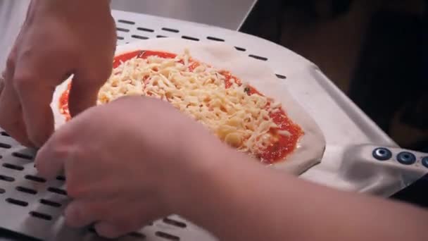Šéf dává syrovou pizzu s omáčkou a pomazánky těsta na špachtle — Stock video