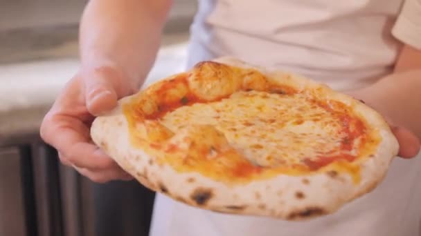 Fabricante de pizza mostra assado prato com queijo e diz receita — Vídeo de Stock