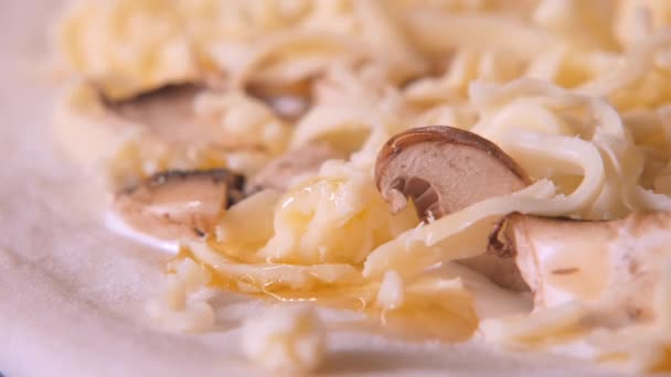 Cafe μάγειρας μπαχαρικά ακατέργαστη ζύμη πίτσα με μανιτάρια και τυρί — Αρχείο Βίντεο