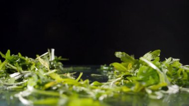 Kiraz domatesleri ve kırmızı biberler ıslak yüzey makrosu üzerine düşer.