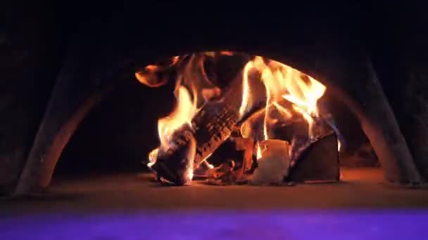 Feu doré couvre le poêle à bois de chauffage haché — Video